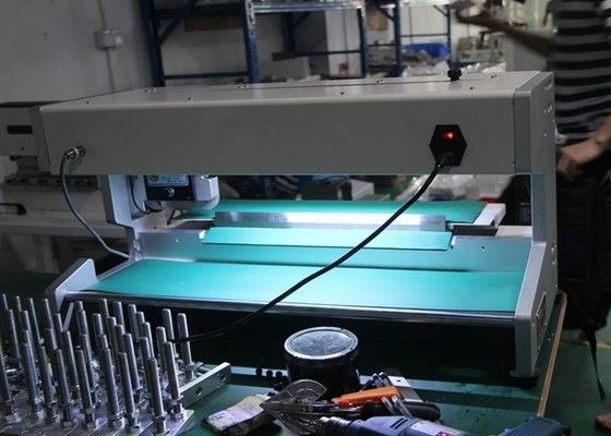 Harga yang bagus Peralatan Pemecahan Panel PCB Baja Rinsing 400mm Panjang Pemotongan Lampu LED Dilengkapi Blade Separator PCB yang bergerak on line