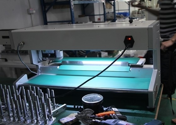 Harga yang bagus Peralatan Pemecahan Panel PCB Baja Rinsing 400mm Panjang Pemotongan Lampu LED Dilengkapi Blade Separator PCB yang bergerak on line